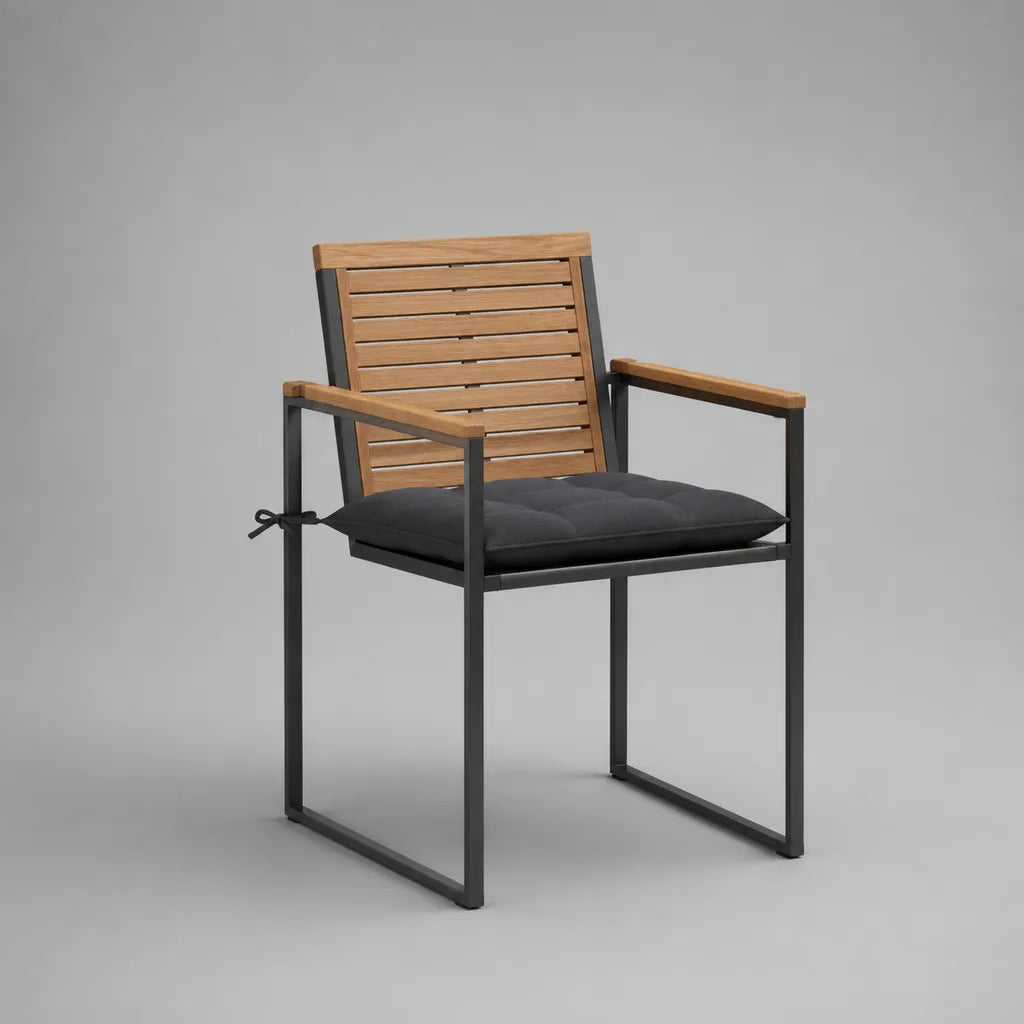 Chaise de jardin avec accoudoirs en acier noir et bois d’acacia, coussin gris anthracite, 58 × 60 × 87 cm